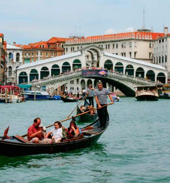 Góndolas en los canales de Venecia Italia