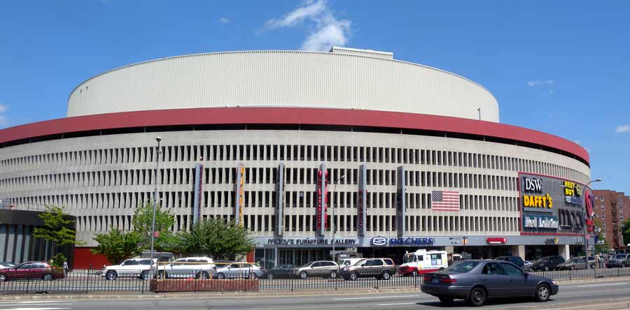 Shopping Queens Center Mall para comprar barato y gangas en Nueva York