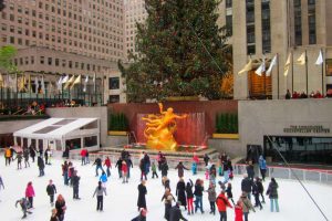 su pista de patinaje sobre hielo que se instala cada mes de octubre y el famosísimo árbol de Navidad 8. Rockefeller Center