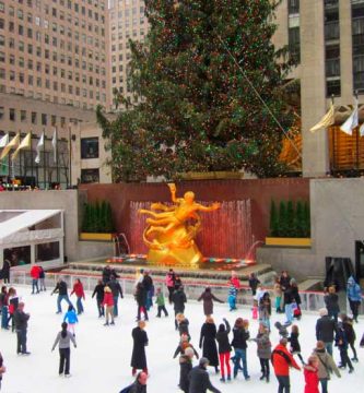 su pista de patinaje sobre hielo que se instala cada mes de octubre y el famosísimo árbol de Navidad 8. Rockefeller Center