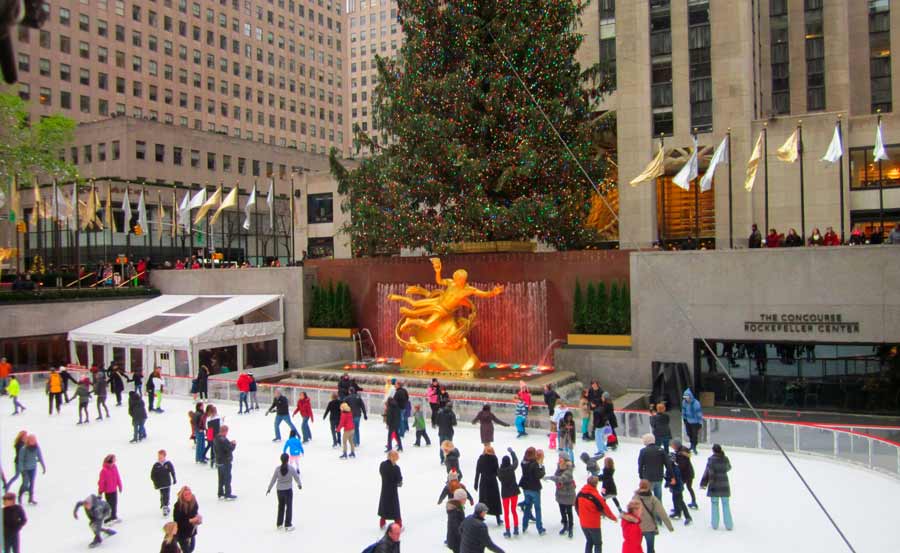 su pista de patinaje sobre hielo que se instala cada mes de octubre y el famosísimo árbol de Navidad 8. Rockefeller Center
