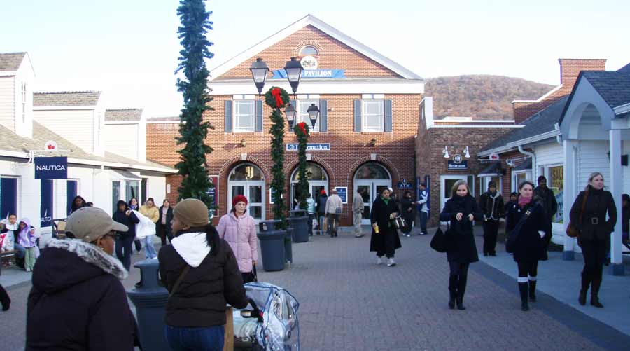 Woodbury Common Premium Outlets se ubica en: 498 Red Apple Court Central Valley