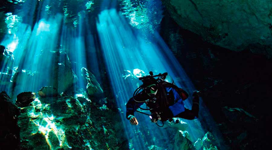 Buceo en un cenote de la Riviera Maya Caribe