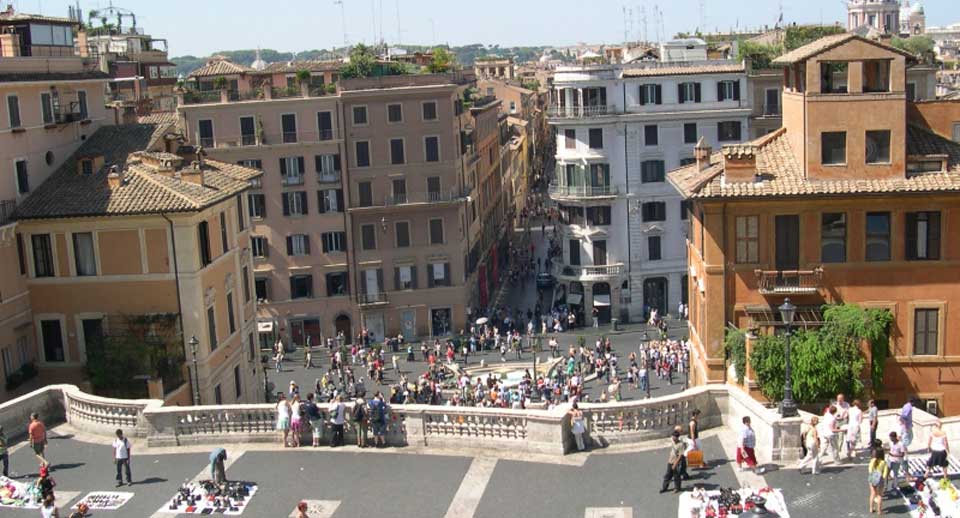 PLaza españa roma italia piaza spagna prohibido sentarse