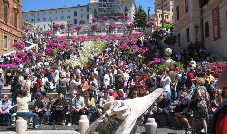 PLaza españa roma italia piaza spagna prohibido sentarse