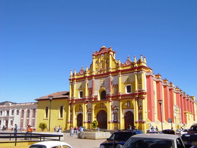 Fachada frontal y lateral de la Catedral de San Cristóbal de Las Casas. Vista desde el palacio del ayuntamiento. La calle anexa es la Real de Guadalupe.
