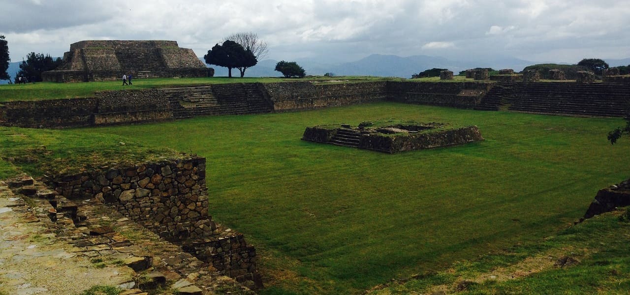 Monte Albán, o también conocida como Montaña Blanca, es uno de los sitios arqueológicos más importantes de México y de Mesoamérica